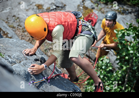 Frau-Klettern in der Nähe von Spencer Gletscher in den Chugach National Forest, Kenai-Halbinsel, Yunan Alaska, Sommer Stockfoto