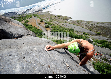 Frau Klettern mit Spencer-Gletscher im Hintergrund, Chugach National Forest, Kenai-Halbinsel, Yunan Alaska Stockfoto