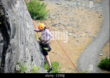 Frau-Klettern in der Nähe von Spencer Gletscher in den Chugach National Forest, Kenai-Halbinsel, Yunan Alaska, Sommer Stockfoto