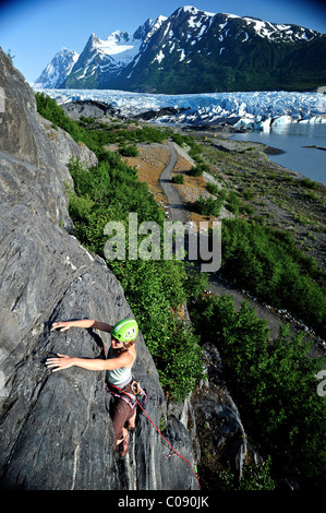 Frau Klettern mit Spencer-Gletscher im Hintergrund, Chugach National Forest, Kenai-Halbinsel, Yunan Alaska Stockfoto