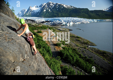 Frau Klettern mit Spencer-Gletscher im Hintergrund, Chugach National Forest, Kenai-Halbinsel, Yunan Alaska Stockfoto