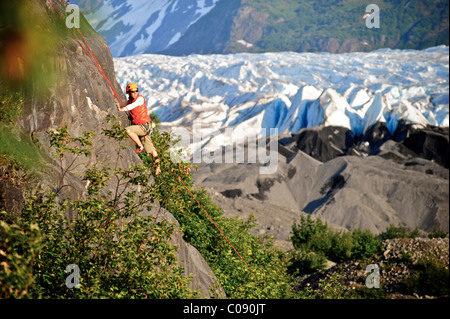 Frau Klettern mit Spencer-Gletscher im Hintergrund, Chugach National Forest, Kenai-Halbinsel, Yunan Alaska Stockfoto