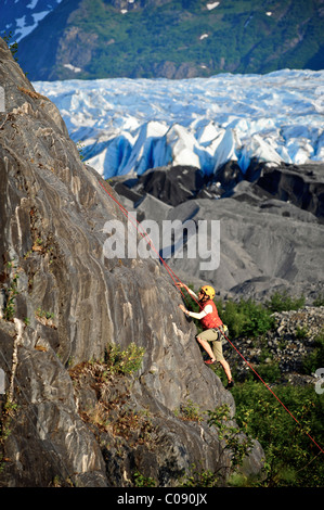 Frau Klettern mit Spencer-Gletscher im Hintergrund, Chugach National Forest, Kenai-Halbinsel, Yunan Alaska Stockfoto