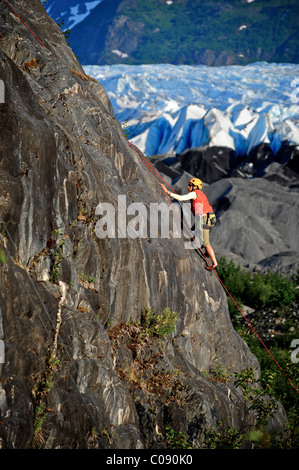 Frau Klettern mit Spencer-Gletscher im Hintergrund, Chugach National Forest, Kenai-Halbinsel, Yunan Alaska Stockfoto