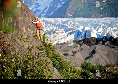 Frau Klettern mit Spencer-Gletscher im Hintergrund, Chugach National Forest, Kenai-Halbinsel, Yunan Alaska Stockfoto