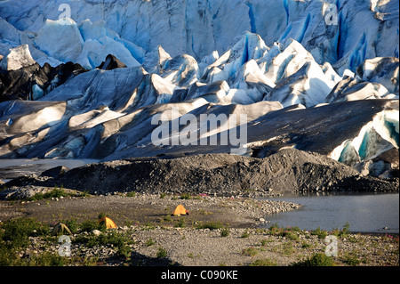 Zelte aufgestellt entlang der Kiesstrand vor Spencer Gletscher, Chugach National Forest, Yunan Alaska, Sommer Stockfoto