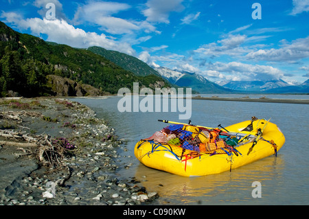 Blick auf einem Floß voller Ausrüstung am Strand von Schnittlauch auf dem Tatshenshini River, Tatshenshini-Alsek Provincial Park, Kanada Stockfoto