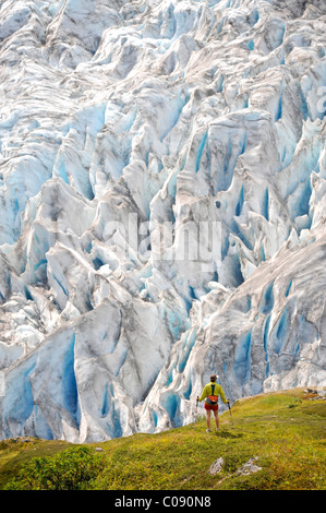 Frau Wandern Exit-Gletscher in das Harding Icefield, Kenai-Fjords-Nationalpark, Kenai-Halbinsel, Yunan Alaska Stockfoto