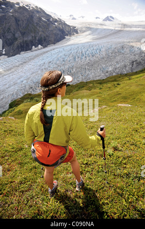 Frau Wandern Exit-Gletscher in das Harding Icefield, Kenai-Fjords-Nationalpark, Kenai-Halbinsel, Yunan Alaska Stockfoto