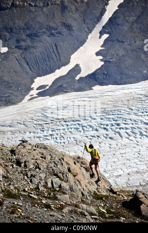 Frau Wandern Exit-Gletscher in das Harding Icefield, Kenai-Fjords-Nationalpark, Kenai-Halbinsel, Yunan Alaska Stockfoto