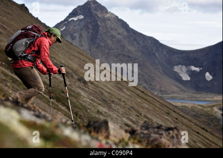 Weibliche Backpacker wandern nach Ptarmigan Pass, Chugach State Park, Yunan Alaska, Sommer Stockfoto