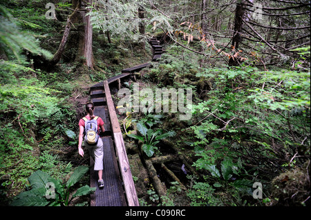 Frau auf der Ausdauer Lake Trail im Tongass National Forest in der Nähe von Ketchikan, südöstlichen Alaska Sommer Wandern Stockfoto