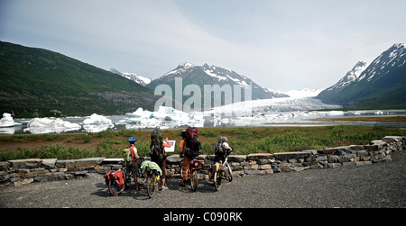 der Radfahrer auf dem Weg zur Spencer Gletscher, Chugach National Forest, Kenai Halbinsel, Yunan Alaska, Sommer Stockfoto