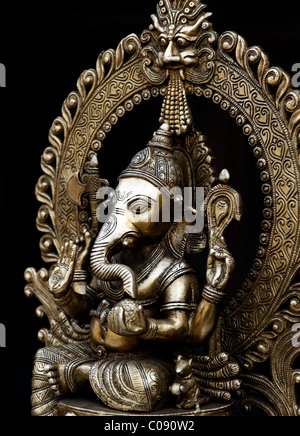 Lord Ganesha Statue der hinduistischen Elefantengott auf schwarzem Hintergrund Stockfoto