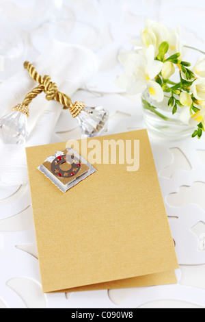 Einladungskarte für Hochzeit Abendessen oder als Menü mit textfreiraum für Text in Silber und gold Stockfoto