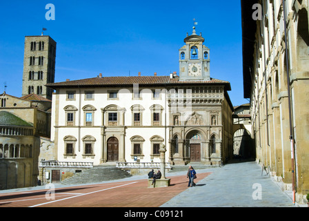 Die Gebäude der Fraternita dei Laici und Kirche von Santa Maria della Pieve, Piazza Vasari oder Piazza Grande, Arezzo, Toskana, Ita Stockfoto