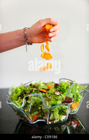 Herzförmige Karotten sind in einen Salat gemischt. Stockfoto