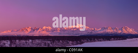 Panorama der Sonnenaufgang über dem Mt. McKinley und die Alaska Range, Denali State Park, Yunan Alaska, Winter Stockfoto