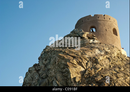 Alten Festungsturm am Straßenrand, in der Nähe von Muttrah, Oman, Naher Osten Stockfoto