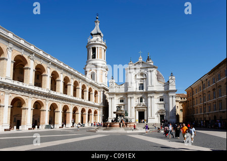 Pilgerfahrt Stadt Loreto, Basilica della Casa Santa, wie gesehen von Piazza della Madonna, Provinz Ancona, Marken, Italien Stockfoto