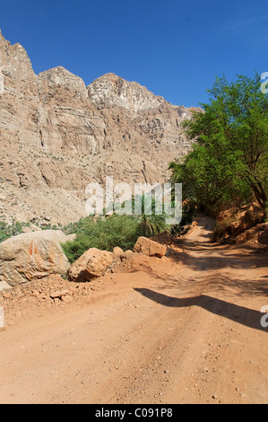 Erde-Straße in Wadi Tiwi, Oman, Naher Osten Stockfoto