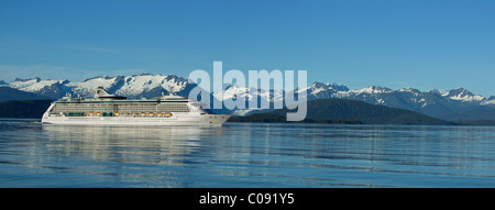 Royal Caribbean "Radiance of the Seas" Kreuzfahrtschiff fährt durch die ruhigen Gewässer der Inside Passage, Alaska Stockfoto