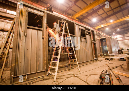 Schweißer arbeiten auf einer Stahl Fabrictaion Struktur bei Blechbearbeiter in Anchorage, Alaska Yunan, Winter Stockfoto