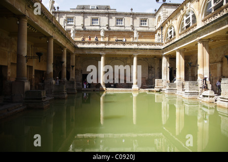 Menschen an die römischen Bäder in Bath, England Stockfoto