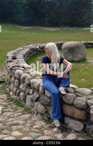 Blonde Frau im Steinkreis, Schweden, Europa Stockfoto