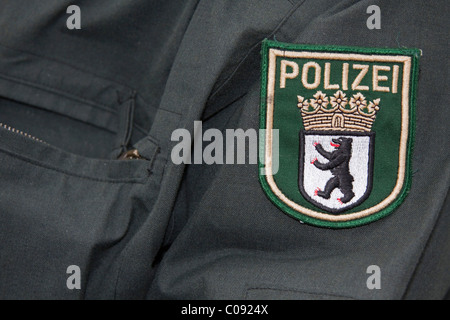 Berliner Wappen auf eine Polizeiuniform Stockfoto