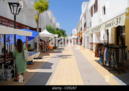 Shopping Street, Geschäfte, Marktstände, Fußgänger zone, Sant Francesc, San Francisco Javier, Formentera, Pityusen Stockfoto