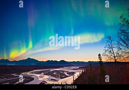 Blick auf Northern Lights in den Himmel über Southside Mount McKinley und die Alaska Range bei Dämmerung, Denali Nationalpark, Alaska Stockfoto