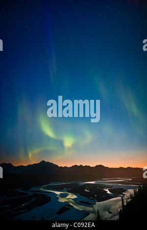 Blick auf Northern Lights in den Himmel über Southside Mount McKinley und die Alaska Range bei Dämmerung, Denali Nationalpark, Alaska Stockfoto