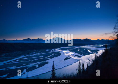 Blick auf Southside Mount McKinley und die Alaska Range bei Dämmerung, Chulitna Fluss im Vordergrund, Denali Nationalpark, Alaska Stockfoto