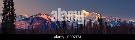 Sunrise Alpenglühen auf der Südseite des Mount McKinley und die Alaska Range, Denali State Park, Yunan Alaska, Frühling Stockfoto