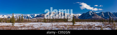 Panoramablick auf die Alaska Range Ausläufer in breiter Durchgang entlang der George Parks Highway, Yunan Alaska, Frühling Stockfoto