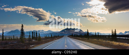 Blick auf dem George Parks Highway, wie es geht durch die Alaska Range Ausläufer in breiten Pass, Alaska Stockfoto