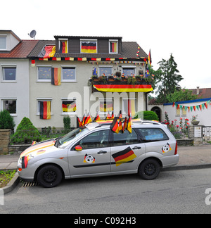 Haus und Auto dekoriert mit Deutschlandfahnen während der Fußball-Weltmeisterschaft 2010, Stuttgart, Baden-Württemberg, Deutschland, Europa Stockfoto