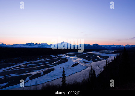 Sonnenuntergang über Southside Mount McKinley und die Alaska Range mit Chulitna Fluss im Vordergrund, Denali Nationalpark, Alaska Stockfoto