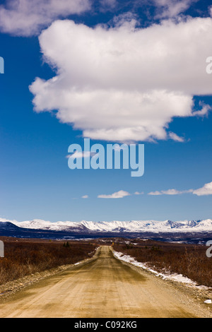 Blick auf den Denali Highway und Alaska Range Ausläufern kurz vor den Susitna River Bridge, Yunan Alaska, Frühling Stockfoto