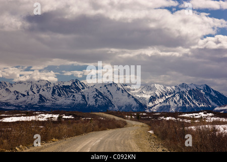 Denali Highway und Alaska Range Ausläufer mit Clearwater Bergen im Hintergrund, Alaska Stockfoto