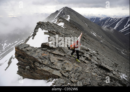 Backpacker klettert die West Ridge von Mount Chamberlin in der Brooks Range, ANWR, Arktis Alaska, Sommer Stockfoto