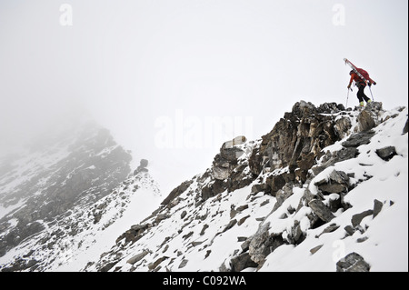 Backpacker klettert die West Ridge von Mount Chamberlin in der Brooks Range, ANWR, Arktis Alaska, Sommer Stockfoto