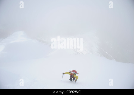 Backpacker klettert die West Ridge von Mount Chamberlin in der Brooks Range, ANWR, Arktis Alaska, Sommer Stockfoto