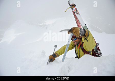 Backpacker nähert sich den Gipfel des Mount Chamberlin in der Brooks Range, ANWR, Arktis Alaska, Sommer Stockfoto