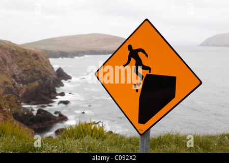 Warnschild, gefährliche Klippen, Slea Head, Halbinsel Dingle, County Kerry, Irland, britische Inseln, Europa Stockfoto