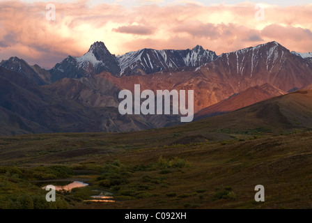 Malerischen Blick auf den Sonnenuntergang vom Sable Pass Blick auf Gipfeln entlang der oberen Teklanika River, Denali National Park, innen Alaska Stockfoto