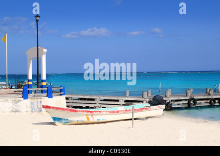 Puerto Morelos Strand mit Boot in türkisen Karibik Stockfoto