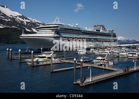 Ansicht des Kreuzfahrtschiffes "Sapphire Princess" angedockt in Whittier, Alaska Yunan, Sommer Stockfoto