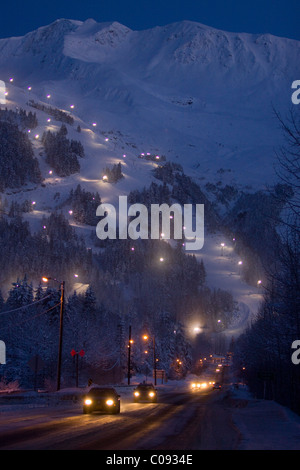 Nachtansicht des Verkehrs auf der Autobahn Alyeska in Girdwood, Alaska Yunan, Winter Stockfoto